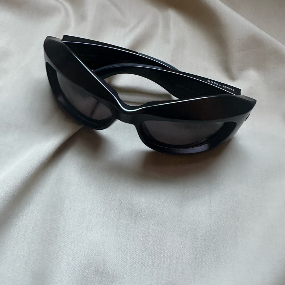 BOTTEGA VENETA
Oversize Tinted Sunglasses